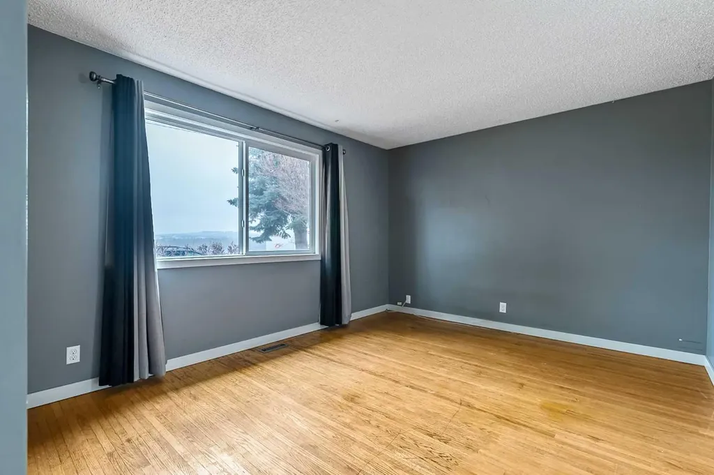 30 Crescent Road E Okotoks AB T1S 1G4