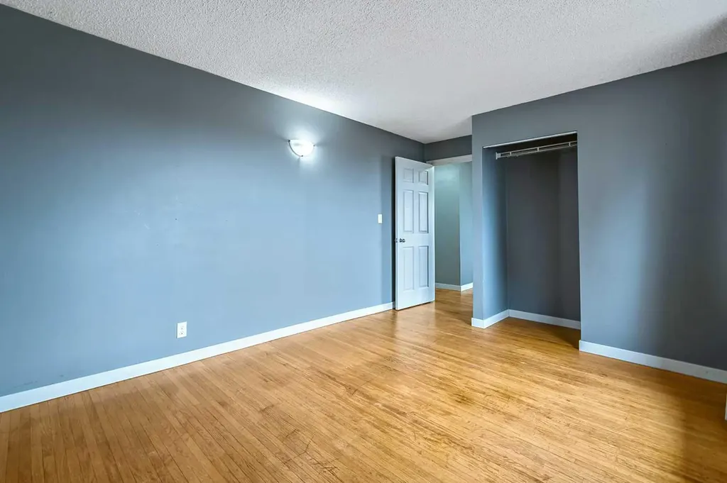 30 Crescent Road E Okotoks AB T1S 1G4