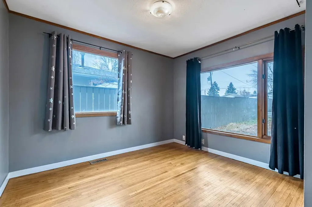 30 Crescent Road E Okotoks AB T1S 1G4