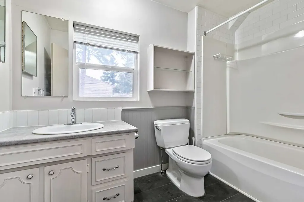 30 Crescent Road E Okotoks AB T1S 1G4