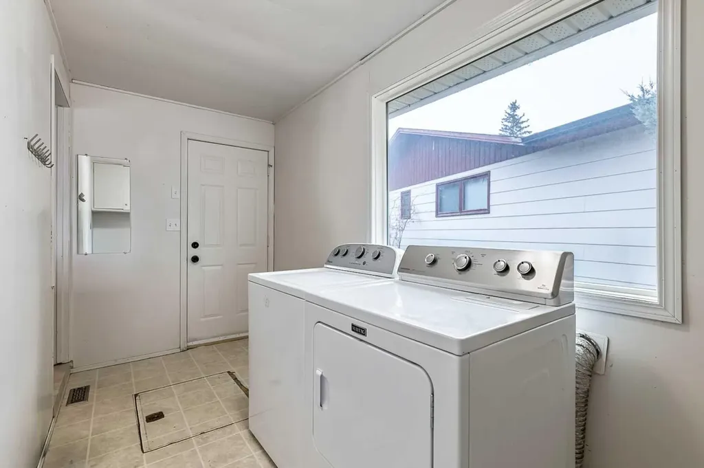 30 Crescent Road E Okotoks AB T1S 1G4