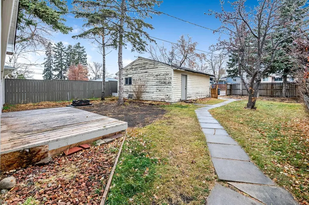 30 Crescent Road E Okotoks AB T1S 1G4