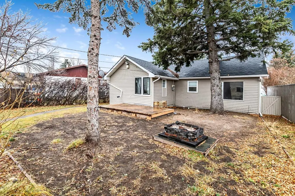30 Crescent Road E Okotoks AB T1S 1G4