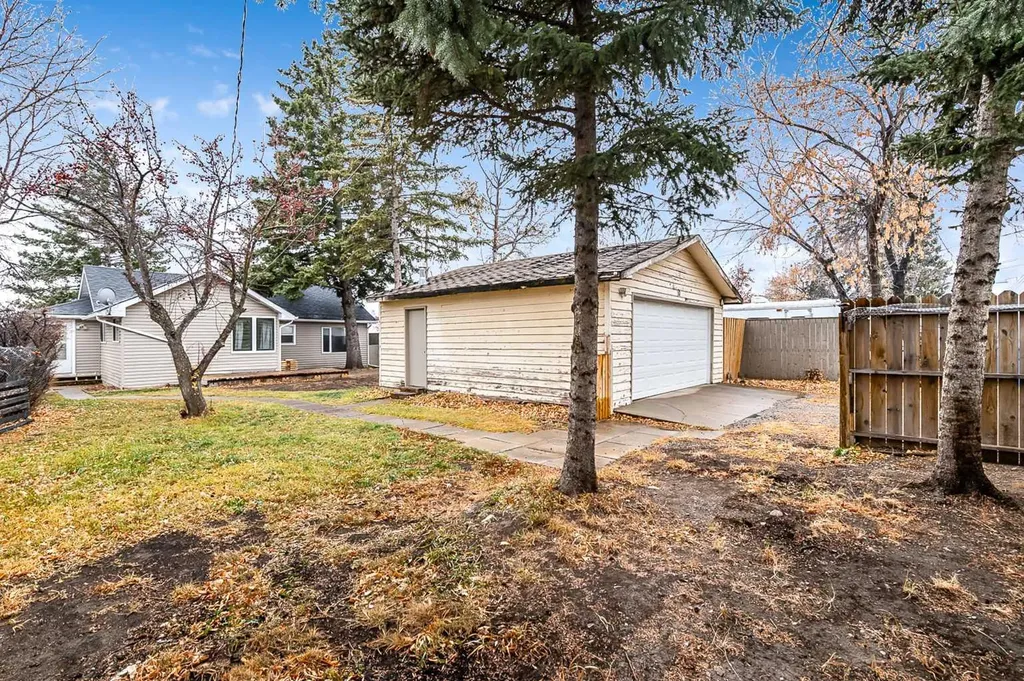 30 Crescent Road E Okotoks AB T1S 1G4