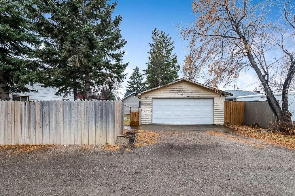 30 Crescent Road E Okotoks AB T1S 1G4