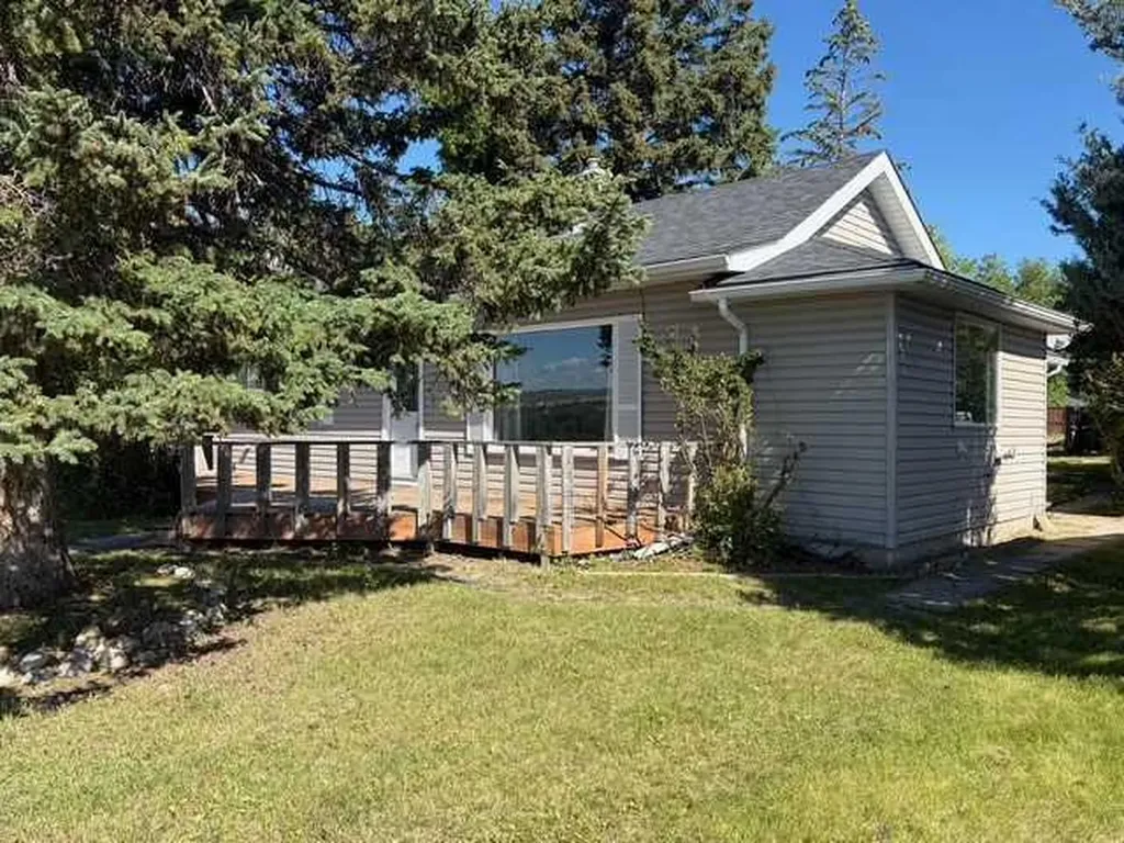 30 Crescent Road E Okotoks AB T1S 1G4
