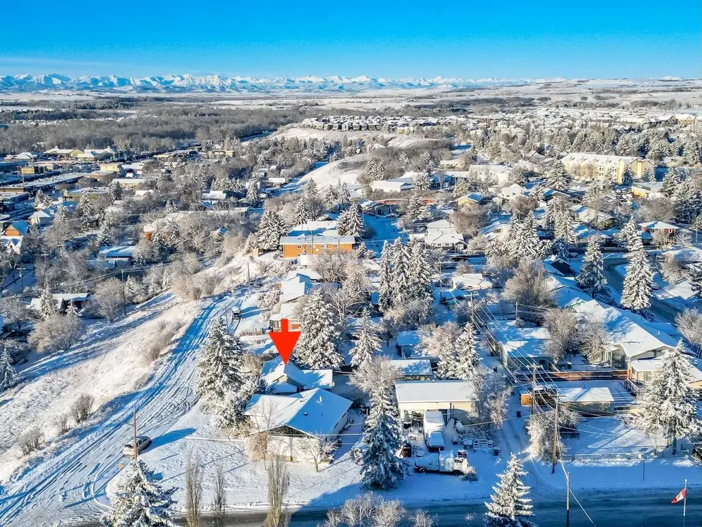 30 Crescent Road E Okotoks AB T1S 1G4