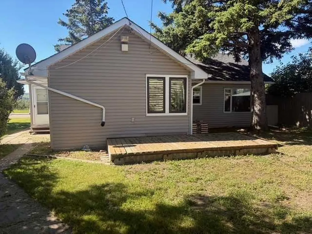 30 Crescent Road E Okotoks AB T1S 1G4
