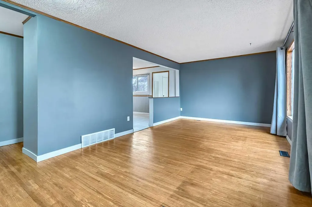 30 Crescent Road E Okotoks AB T1S 1G4