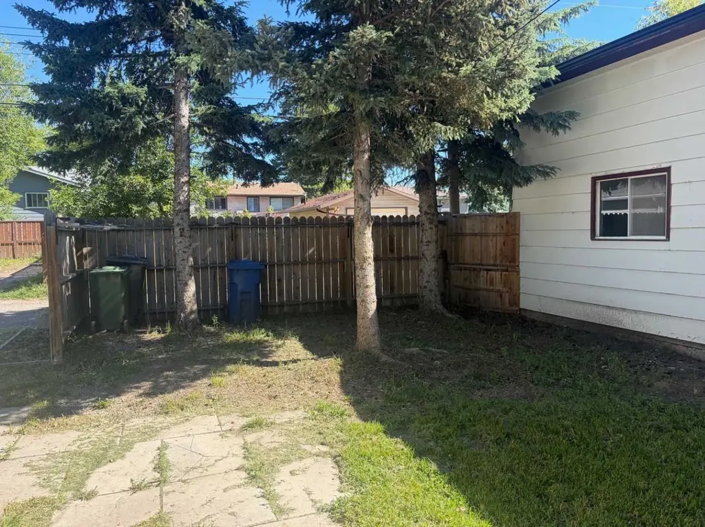 30 Crescent Road E Okotoks AB T1S 1G4