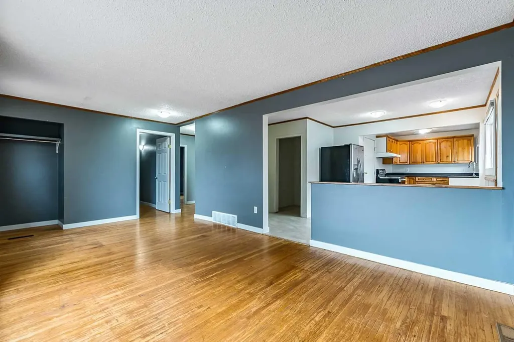 30 Crescent Road E Okotoks AB T1S 1G4