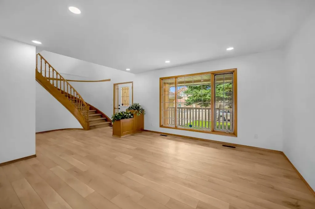 208 Coral Shores Bay NE Calgary AB T3J 3J6