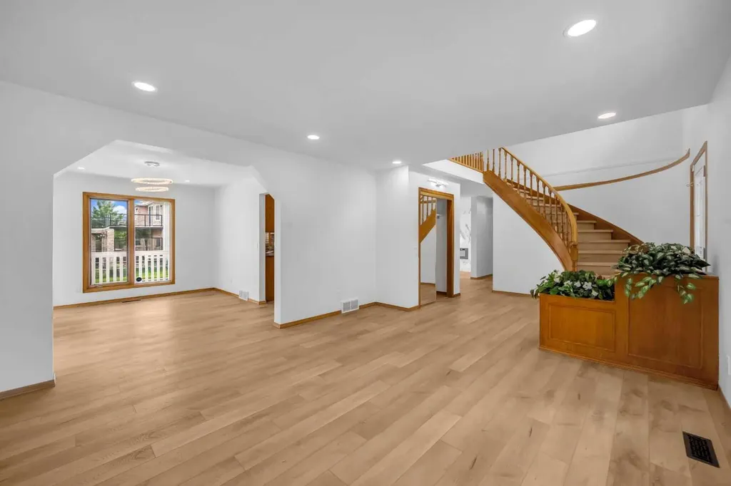 208 Coral Shores Bay NE Calgary AB T3J 3J6