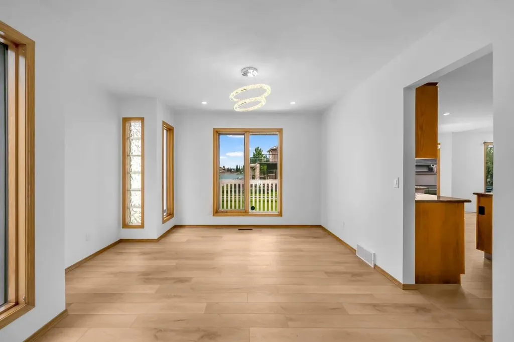 208 Coral Shores Bay NE Calgary AB T3J 3J6