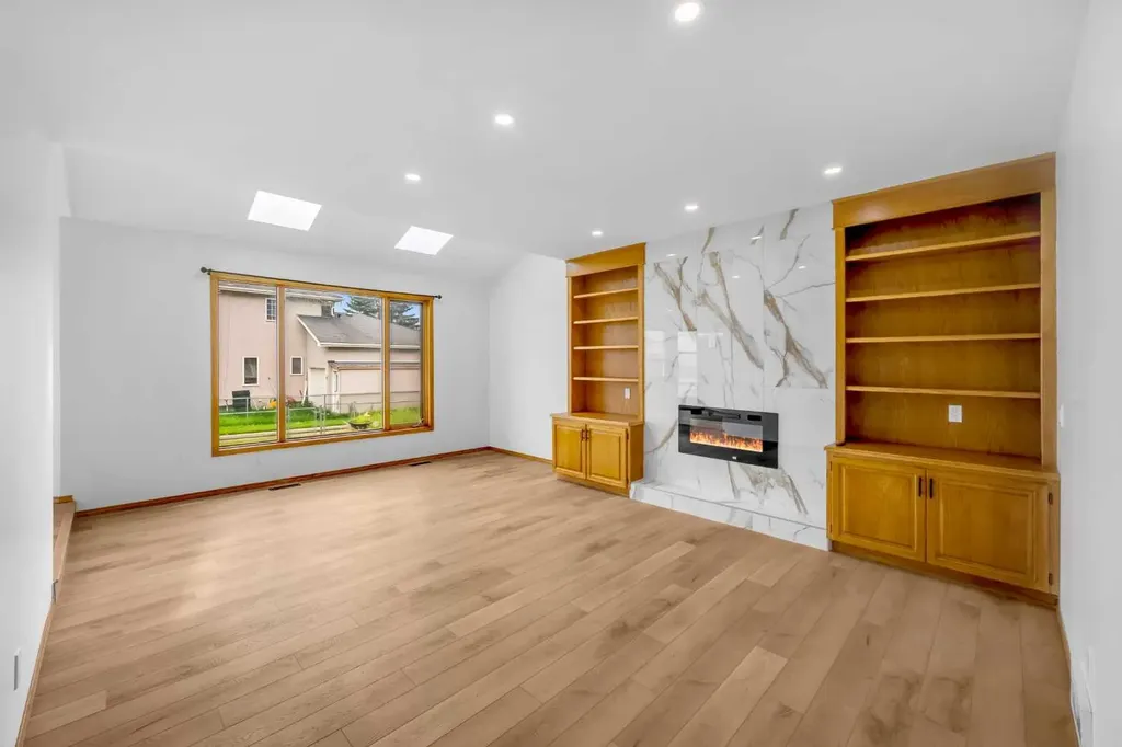 208 Coral Shores Bay NE Calgary AB T3J 3J6