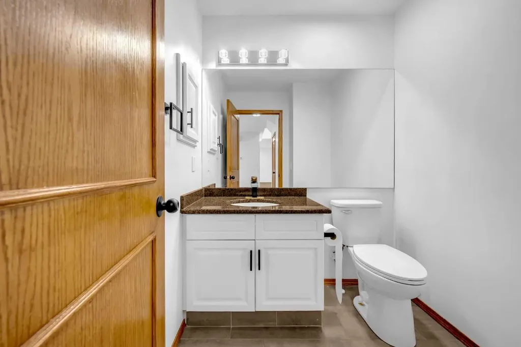 208 Coral Shores Bay NE Calgary AB T3J 3J6