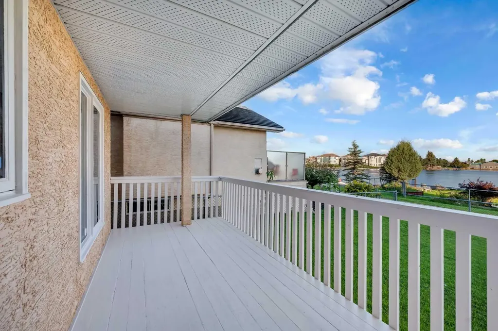 208 Coral Shores Bay NE Calgary AB T3J 3J6