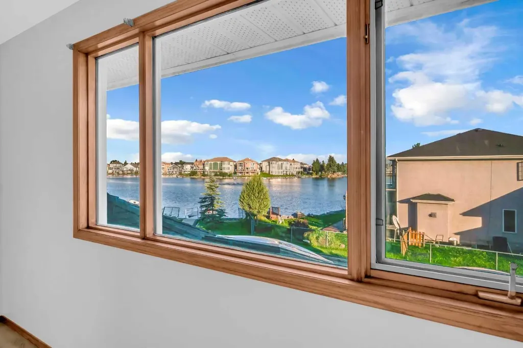 208 Coral Shores Bay NE Calgary AB T3J 3J6