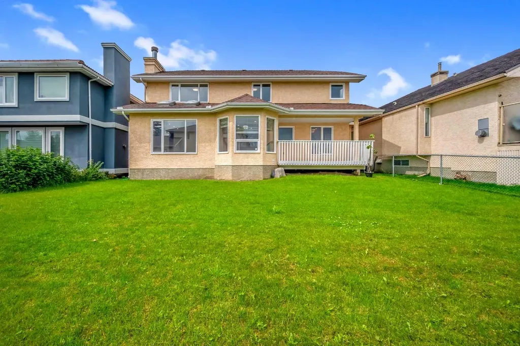 208 Coral Shores Bay NE Calgary AB T3J 3J6