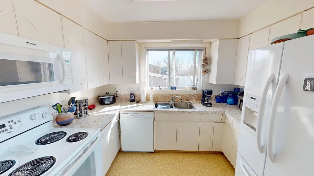 305 2 Avenue Bassano AB T0J0B0