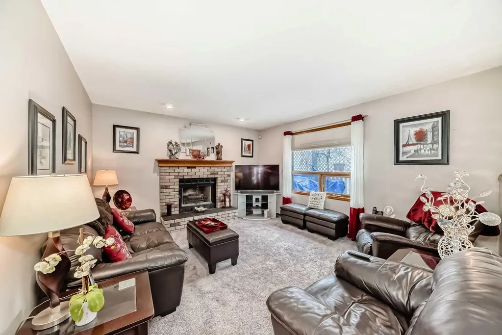219 Hawkstone Close NW Calgary AB T3G 3P3