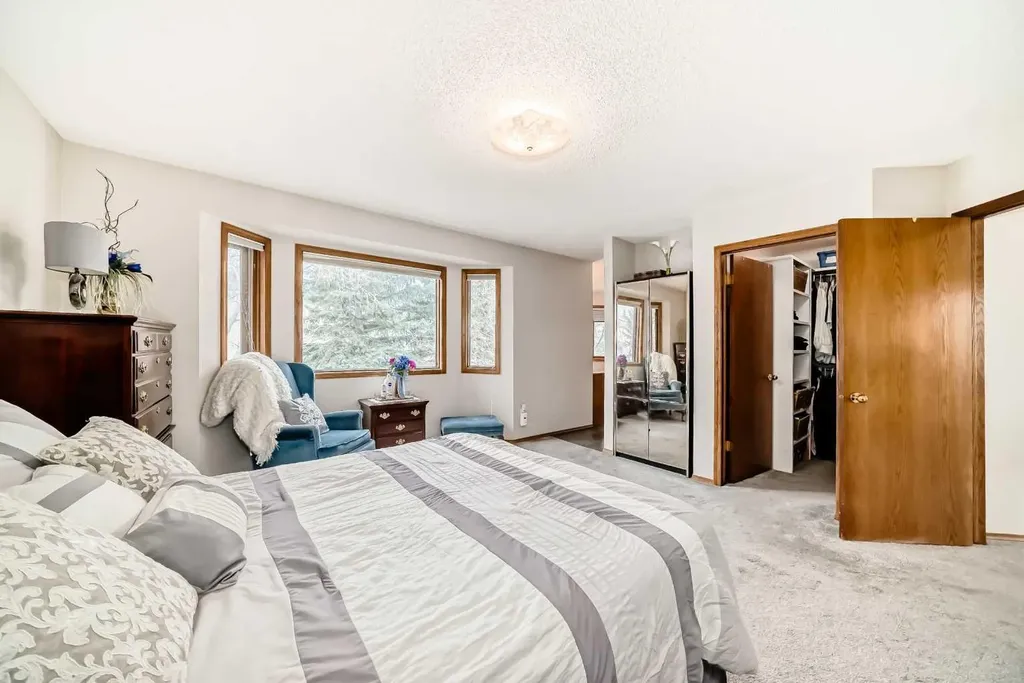 219 Hawkstone Close NW Calgary AB T3G 3P3