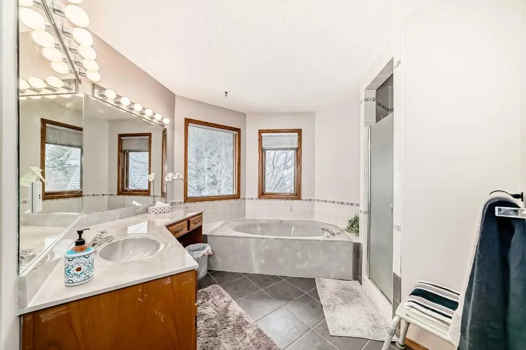219 Hawkstone Close NW Calgary AB T3G 3P3