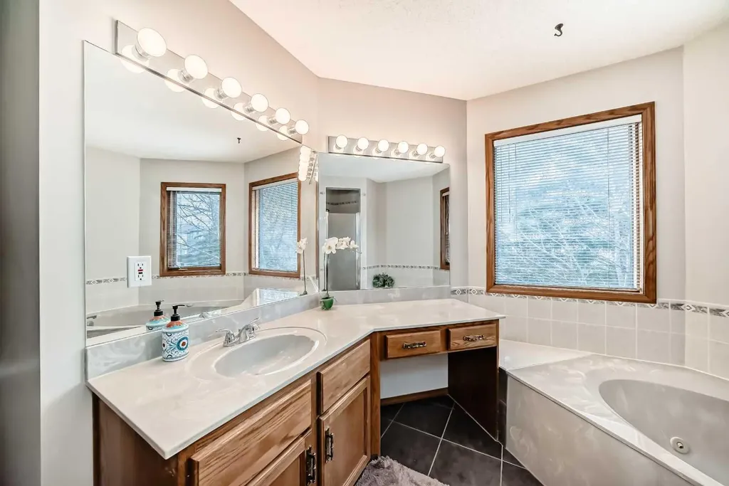 219 Hawkstone Close NW Calgary AB T3G 3P3