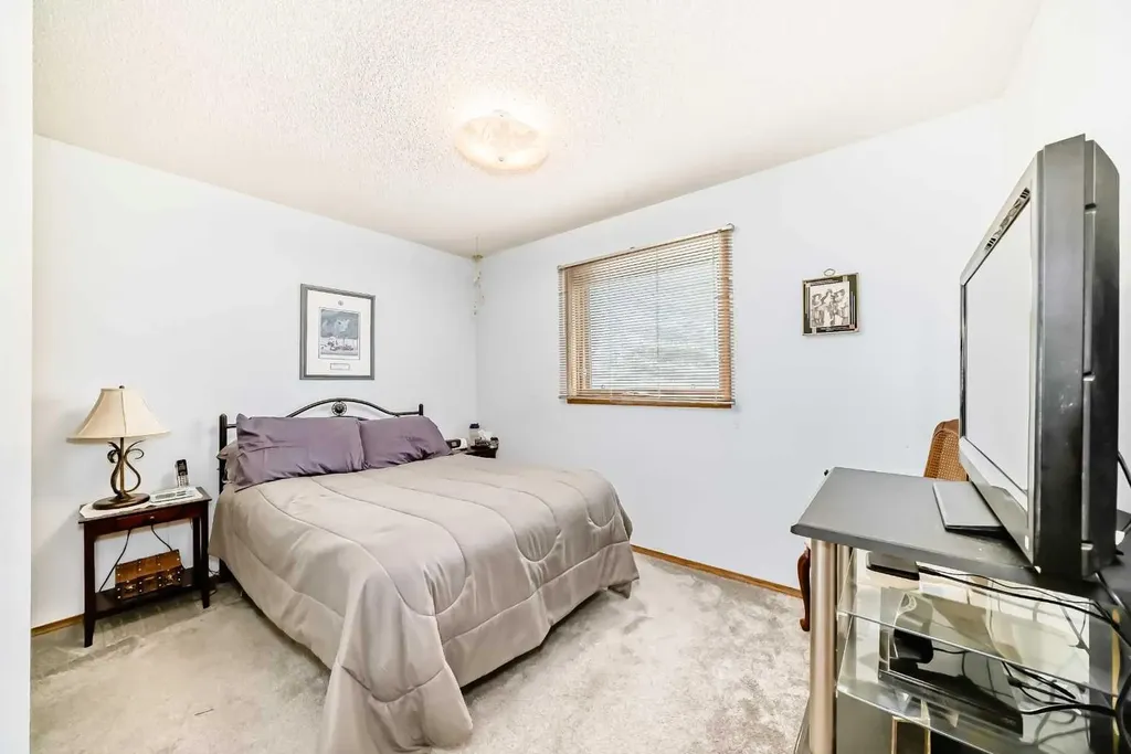 219 Hawkstone Close NW Calgary AB T3G 3P3