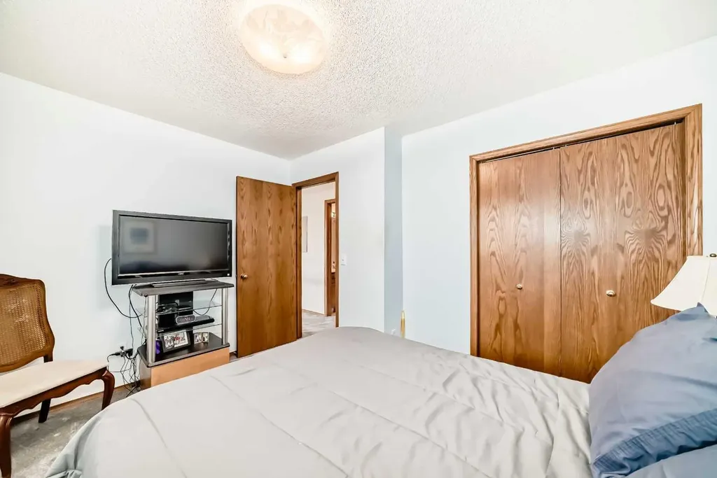 219 Hawkstone Close NW Calgary AB T3G 3P3