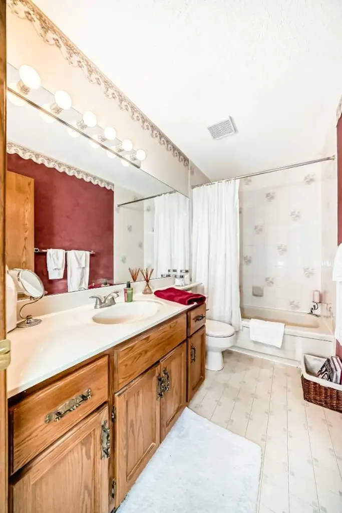 219 Hawkstone Close NW Calgary AB T3G 3P3