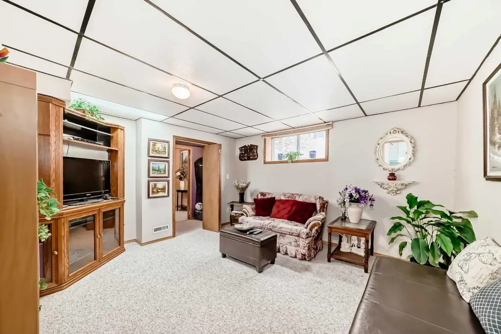 219 Hawkstone Close NW Calgary AB T3G 3P3