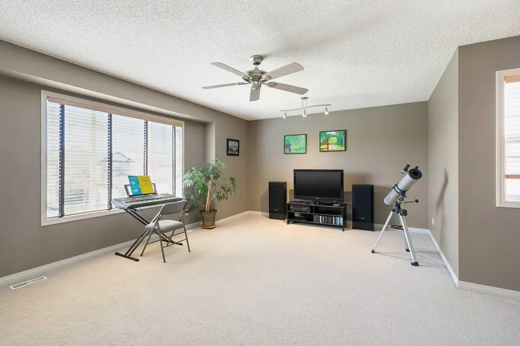 172 West Lakeview Circle Chestermere AB T1X 1H7