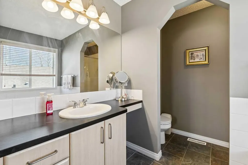 172 West Lakeview Circle Chestermere AB T1X 1H7