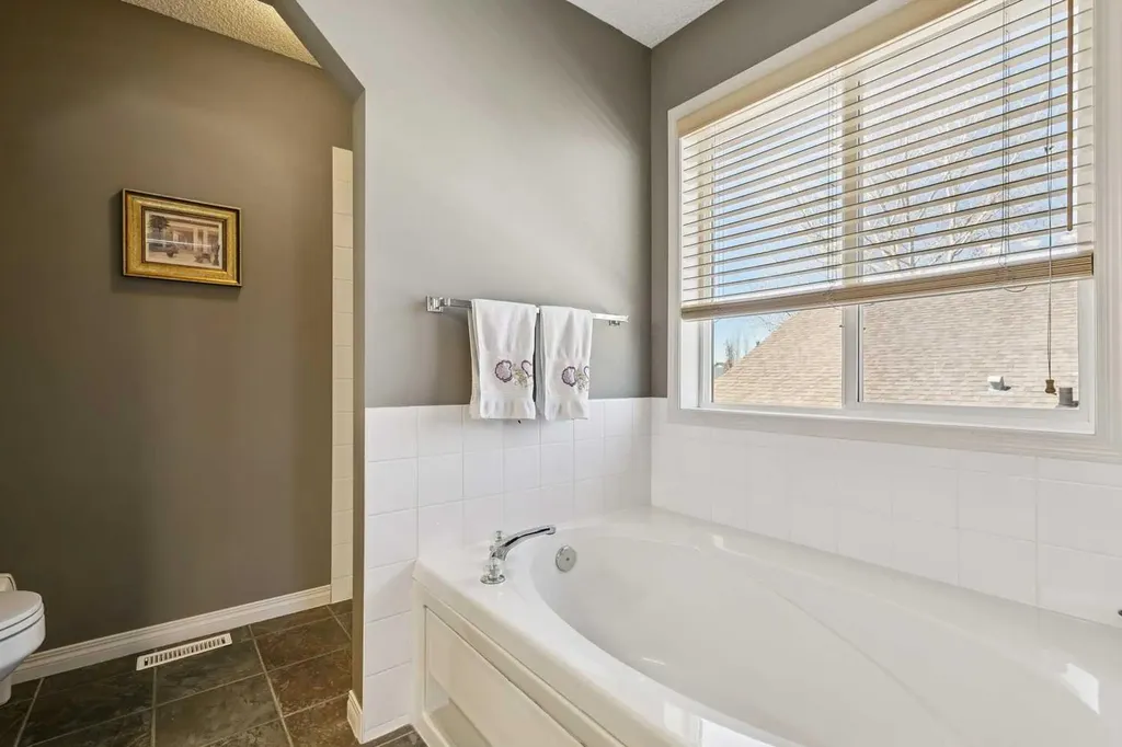172 West Lakeview Circle Chestermere AB T1X 1H7