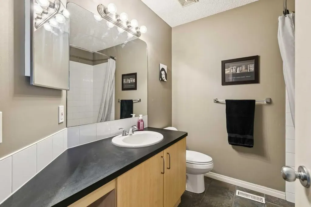 172 West Lakeview Circle Chestermere AB T1X 1H7