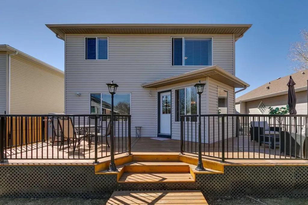 172 West Lakeview Circle Chestermere AB T1X 1H7