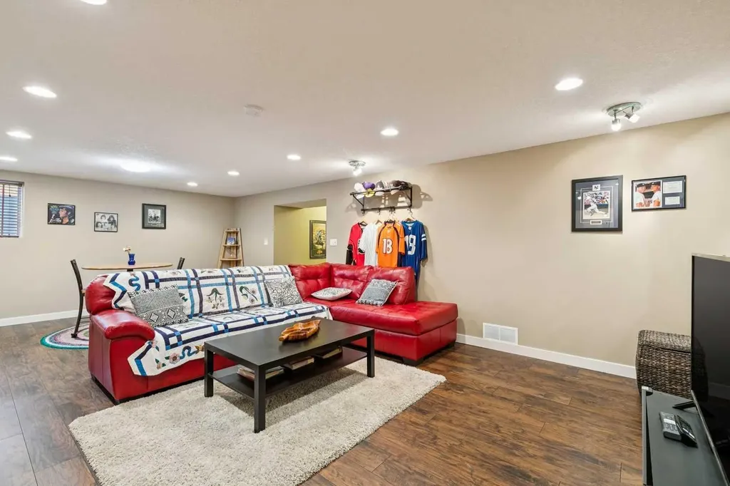 172 West Lakeview Circle Chestermere AB T1X 1H7