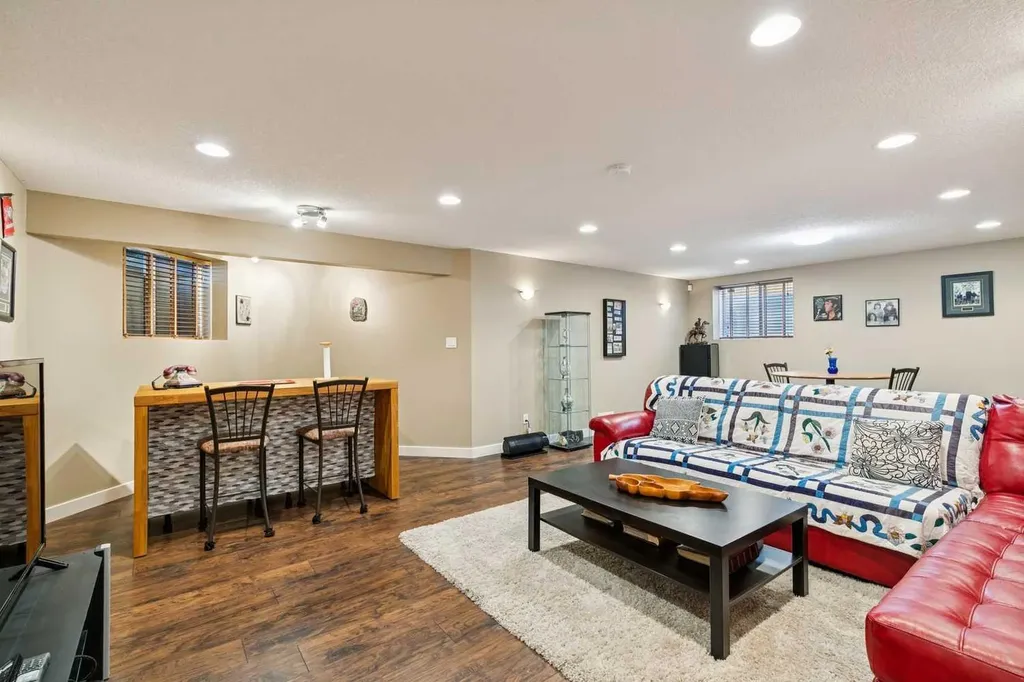 172 West Lakeview Circle Chestermere AB T1X 1H7