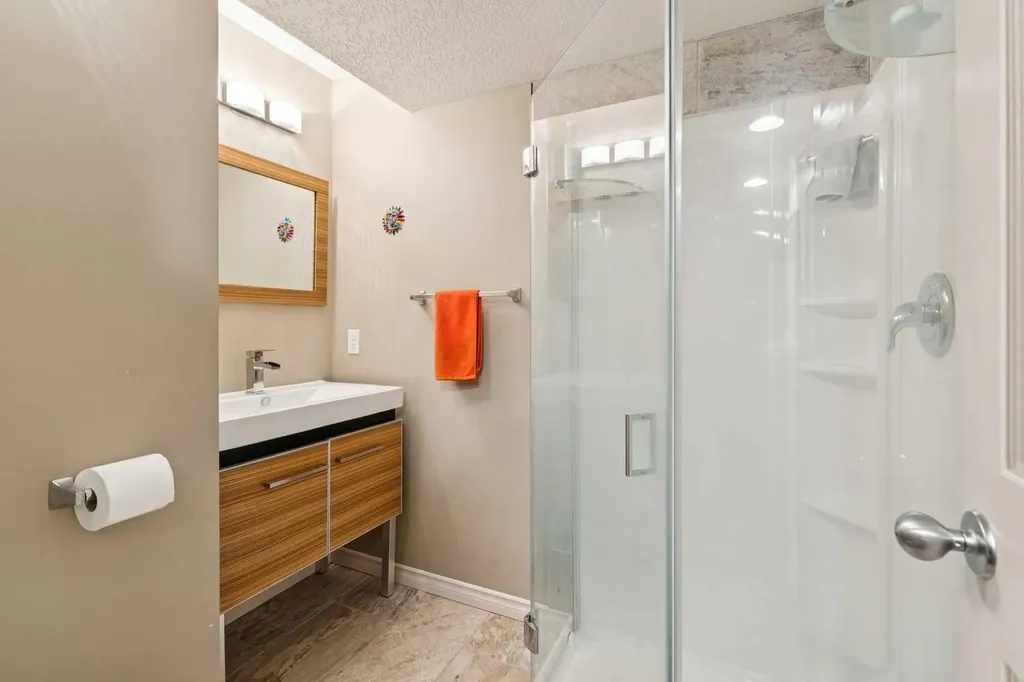 172 West Lakeview Circle Chestermere AB T1X 1H7