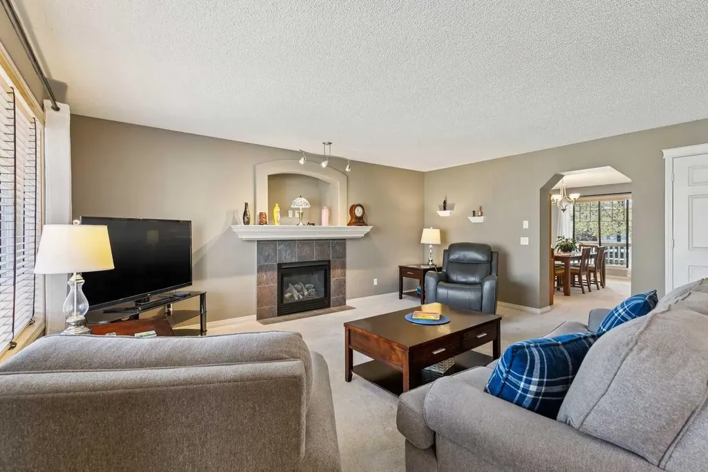 172 West Lakeview Circle Chestermere AB T1X 1H7