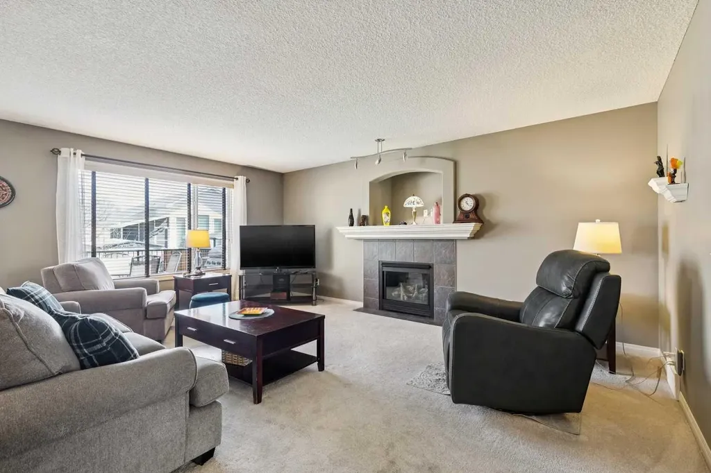 172 West Lakeview Circle Chestermere AB T1X 1H7