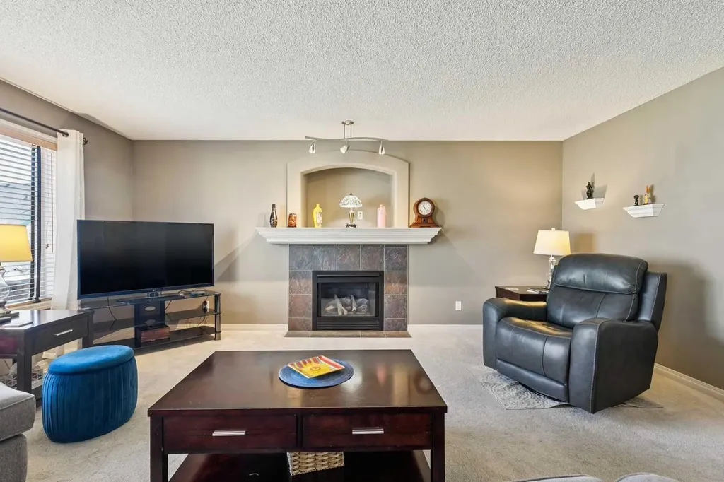 172 West Lakeview Circle Chestermere AB T1X 1H7