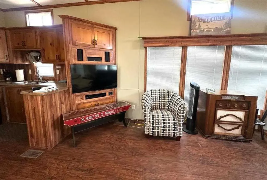 1221 Oak Avenue Lac Des Iles SK S0M 1A0