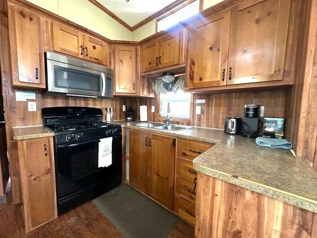 1221 Oak Avenue Lac Des Iles SK S0M 1A0