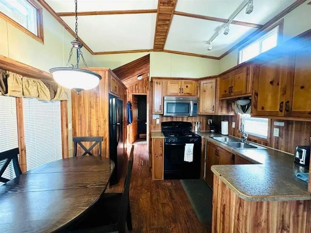 1221 Oak Avenue Lac Des Iles SK S0M 1A0