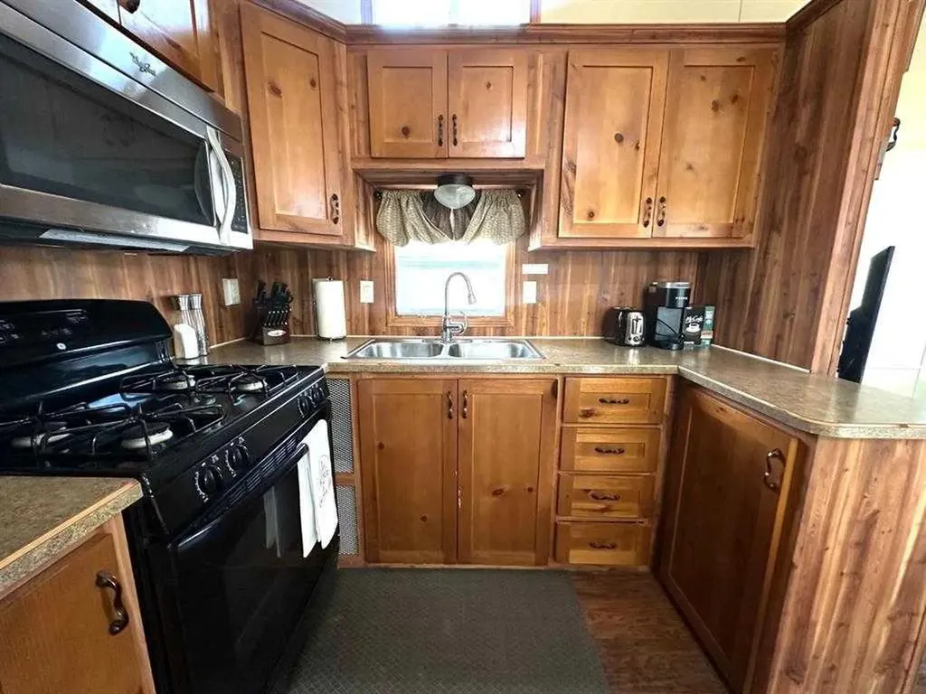1221 Oak Avenue Lac Des Iles SK S0M 1A0