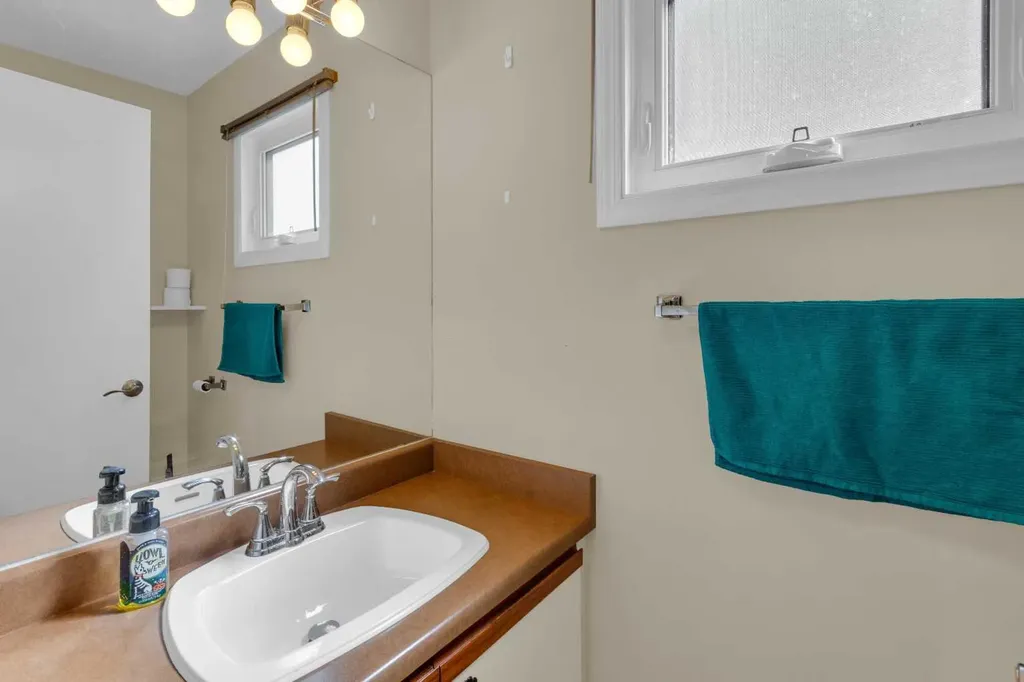2537 9 Avenue SE Calgary AB T2A 0B4