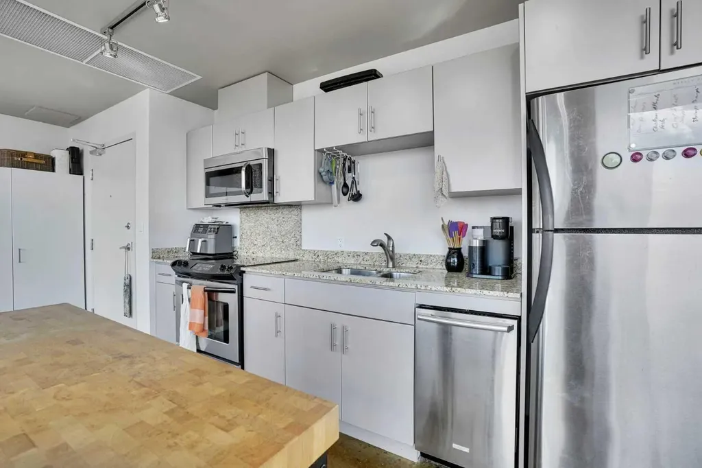 135 13 Avenue SW Calgary AB T2R0V8
