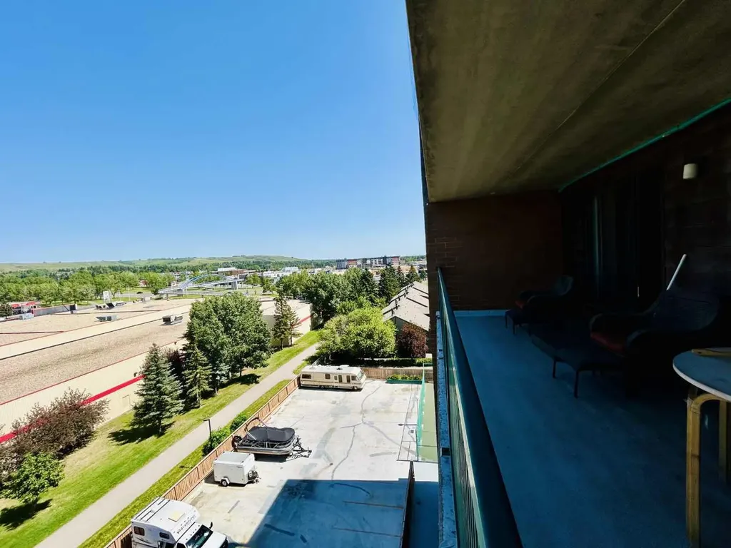 5204 Dalton Drive NW Calgary AB T3A 3H1